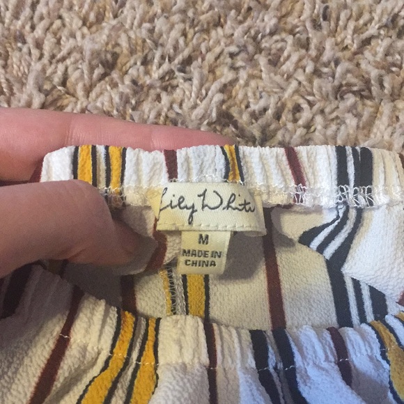 Lily White Over the Shoulder - Picture 3 of 3